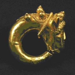 Orecchino in oro con protome di Acheloo, divinità fluviale della mitologia greca