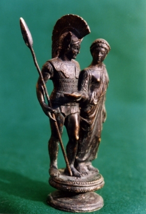 Cimasa di candelabro in bronzo con guerriero e donna offerente (copia esposta nel museo). Seconda met del V sec.a.C.