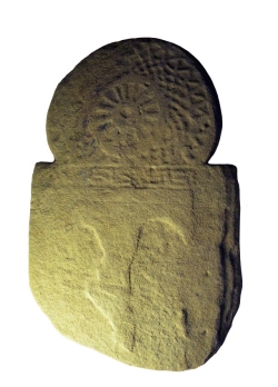 Stele protofelsinea della Tomba 1, scavi 2014 (restauro e foto di Monica Zanardi, SAR-ERO)