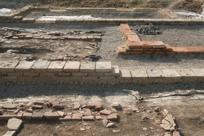 particolare dei basamenti murari del settore mediano dellarea archeologica. In primo piano una delle fondazioni originali