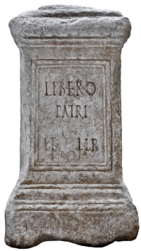 Ara in marmo con dedica a Liber pater e Lib(era?)  Foto Roberto Macr