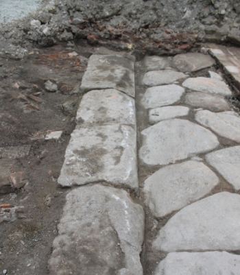Particolare della crepidine (cio il marciapiede) che costeggiava la strada romana
