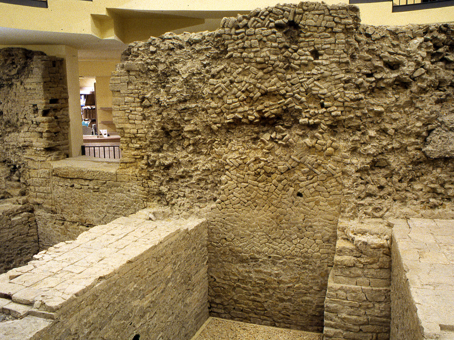 Le potenti strutture del Teatro Romano di Bologna