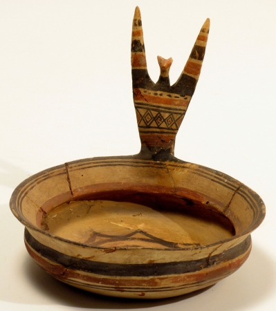 Ciotola con manico apicato di ceramica daunia (VII sec.a.C.), uno dei reperti recuperati che sar presto esposto nel nascente Museo Archeologico dell'Universit