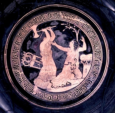 Clitennestra massacra Cassandra a colpi d’ascia bipenne. Kylix attica a figure rosse. Attribuito al Pittore di Marlay (430 a.C.) Tomba 264 Valle Trebba