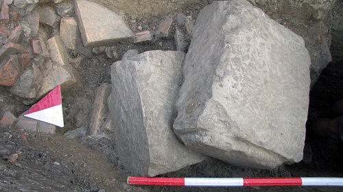 Montegibbio, scavi 2009: crollo di laterizi e blocchi lapidei squadrati da riferire verosimilmente alle strutture del santuario