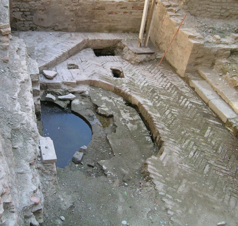 Gli scavi hanno restituito, pressoch intatta, la fontana monumentale costruita nel Cinquecento e demolita tre secoli dopo