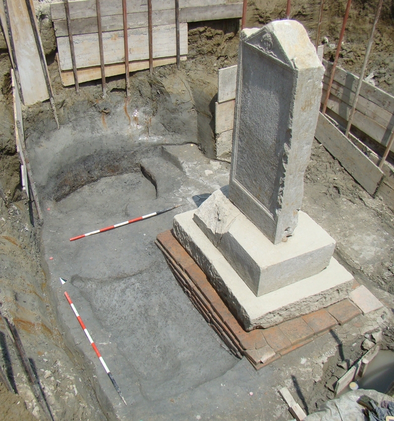 Veduta generale del sepolcreto della Gens Lollia con la stele e le tombe dei familiari