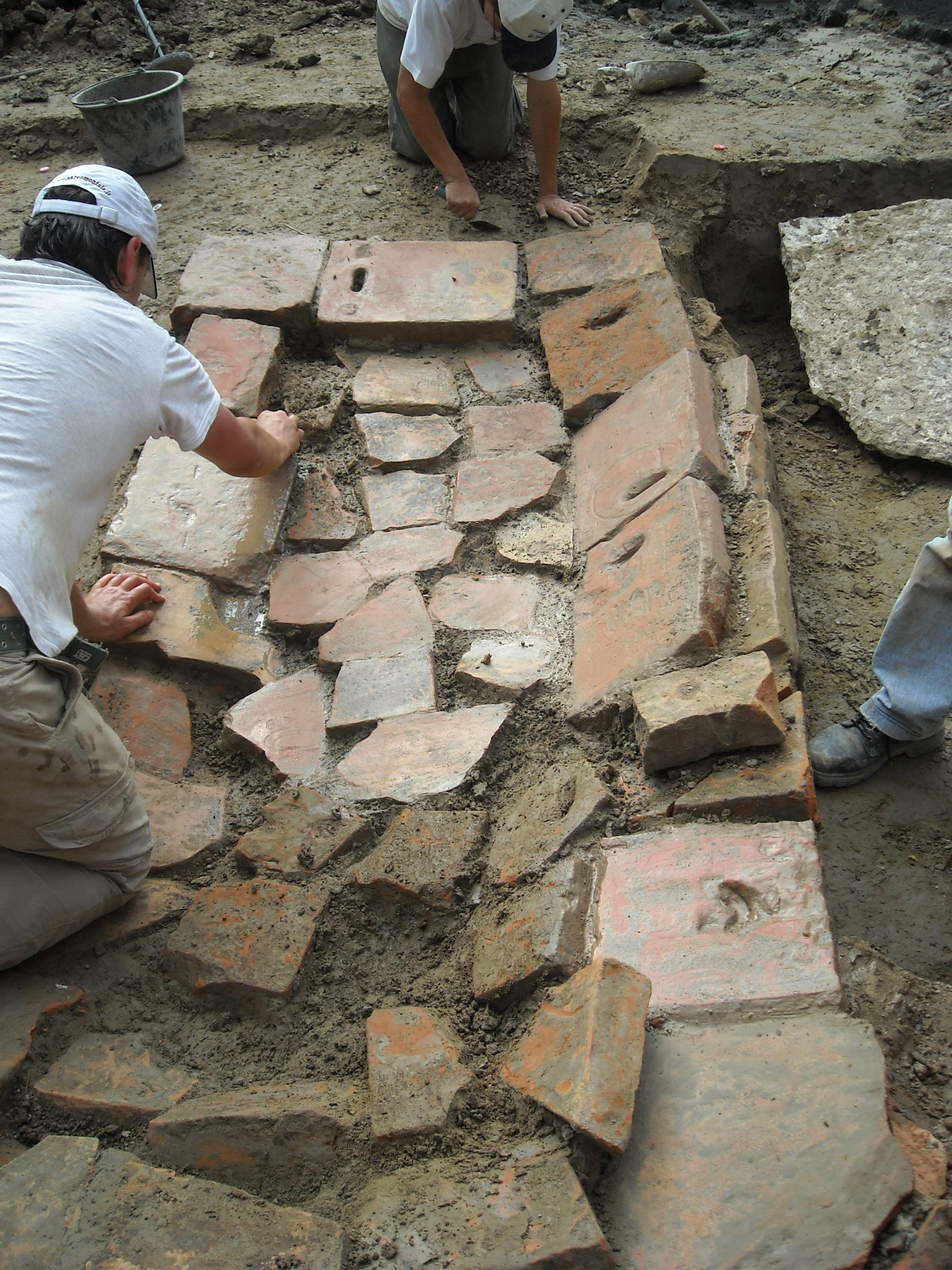 Lo scavo di une delle tombe a cassa lateriazia di et tardoantica, rinvenute nello scavo di Viale Menotti a Modena