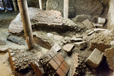 Parma, scavi in Piazza Ghiaia: i ruderi del ponte romano 