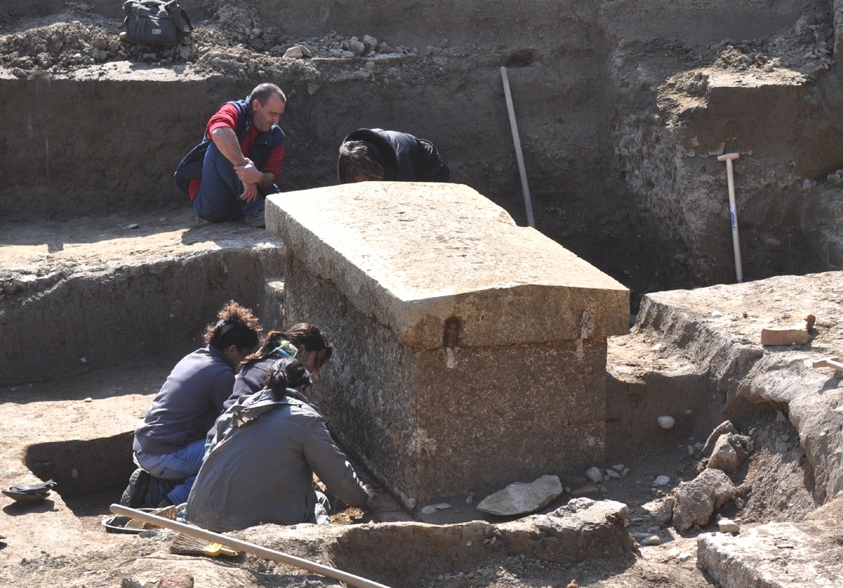 24 marzo 2011 - Ultime operazioni in cantiere prima del trasferimento del sarcofago al Museo Civico Archeologico