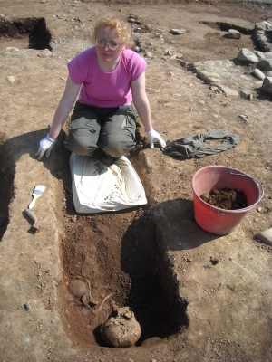 L'archeologa recupera lo scheletro da una delle oltre 40 tombe a fossa di et medievale