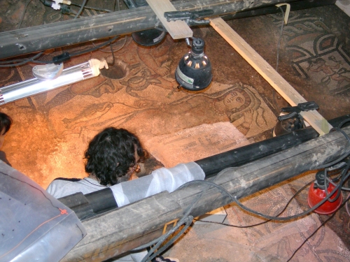 Una fase dei lavori di "strappo" del mosaico tardoantico rinvenuto nella cripta della Cattedrale di Reggio Emilia