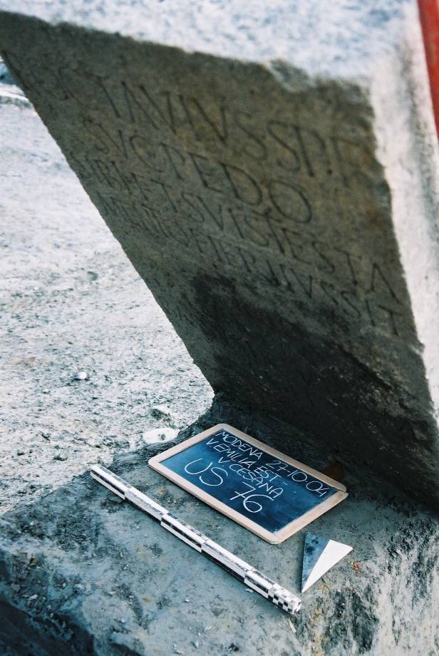Particolare della stele con dedica di P. Octavius Pedo, figlio di Spurius, che per disposizione testamentaria fece erigere il monumento per s e per i suoi familiari