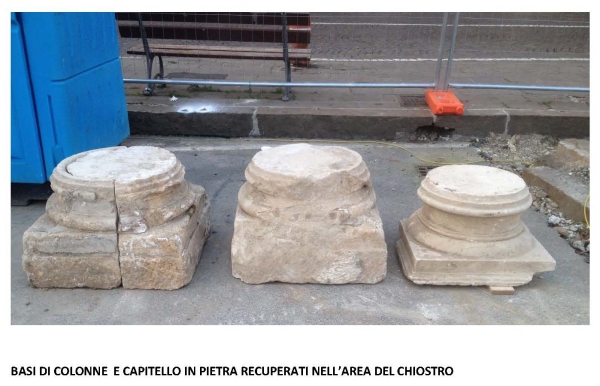 Basi di colonne e capitelli in pietra recuperati nell'area del chiostro