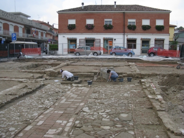 gli scavi in Piazza Pertini