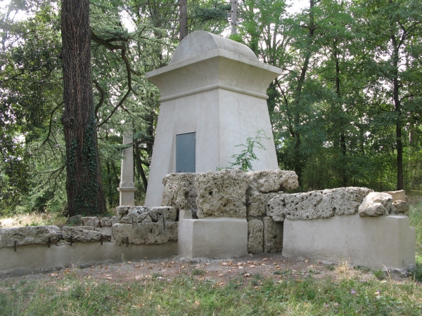 Il tratto di acquedotto etrusco, la sorgente e il piccolo obelisco commemorativo
