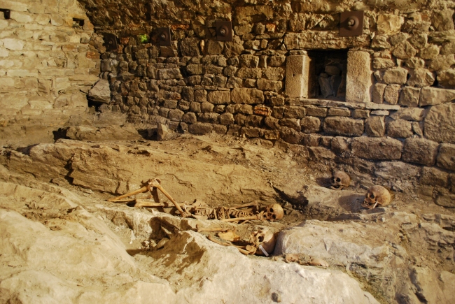 L'ambiente voltato scoperto sotto la chiesa, utilizzato come cimitero dalla fine del XVI al XVIII secolo 