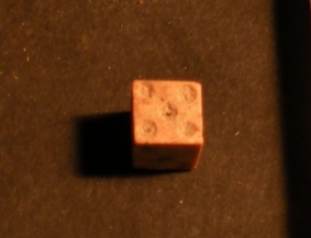 Il dado da gioco trovato tra i cadaveri
