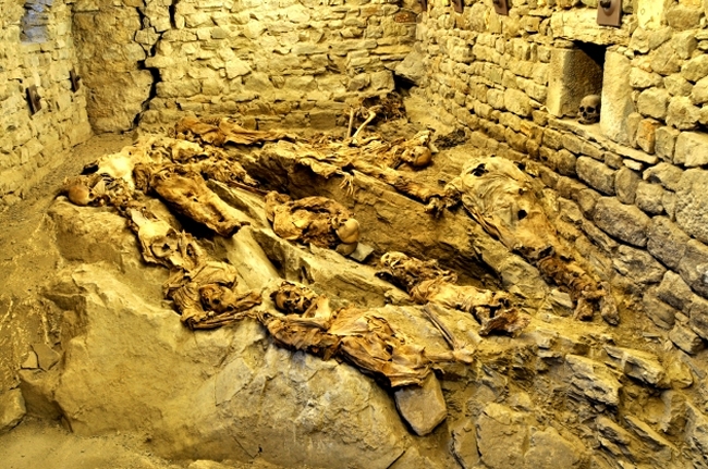 Allestimento delle mummie nella cripta della chiesa di Roccapelago