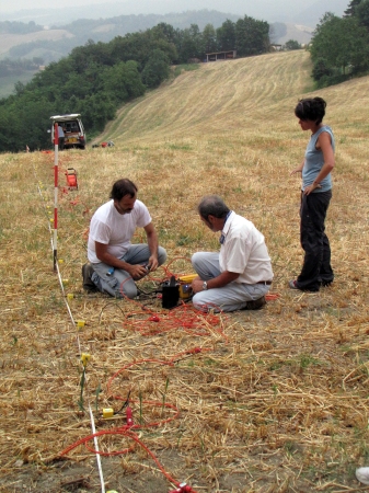 Geologi impegnati in prove sismiche nel campo degli scavi di Montegibbio
