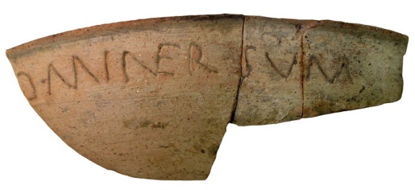 Il frammento di coppa in ceramica con l'iscrizione ... MINER SUM