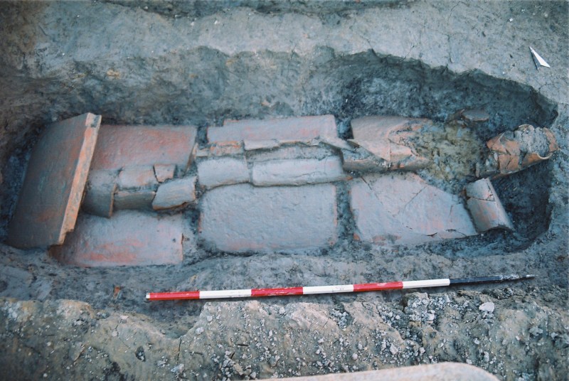 la seconda tomba "alla cappuccina" rinvenuta nel recinto dell'ara di Vetilia Egloge