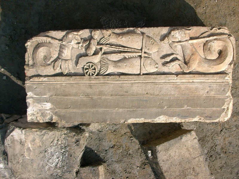 Il fregio di pietra calcarea scolpito con la raffigurazione di putti su carri trainati da pesci, ippocampi e altri animali