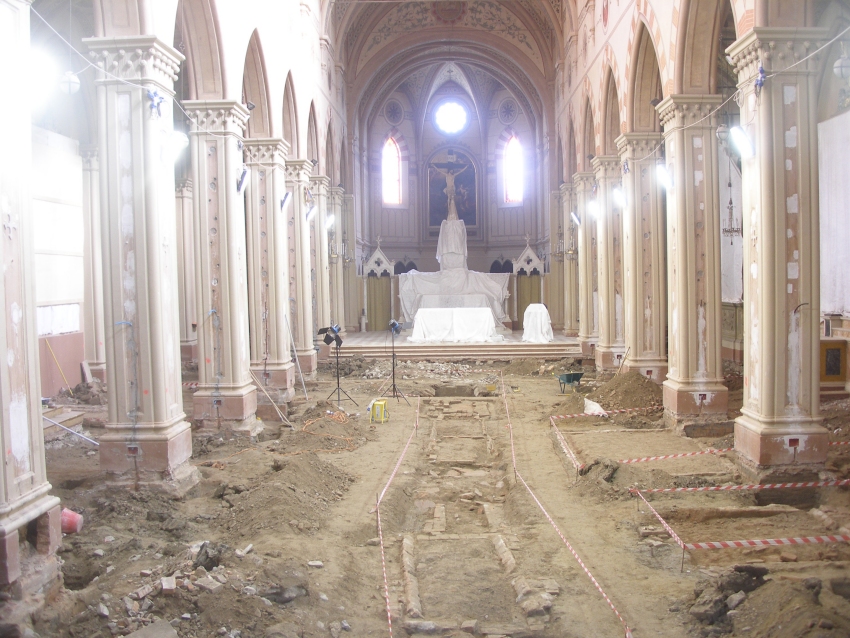 In basso a destra, la tomba 30 dove sono stati rinvenuti i frammenti del Minumento funebre Belleardi