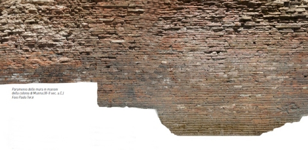 Paramento delle mura in mattoni della colonia di Mutina (III-II sec.a.C.). Foto Paolo Terzi