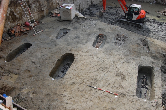 Alcune tombe in corso di scavo