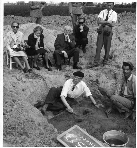 26 settembre 1963, Sua Maest Gustavo Adolfo Re di Svezia scava la tomba 1323 durante la visita agli scavi di Valle Trebba