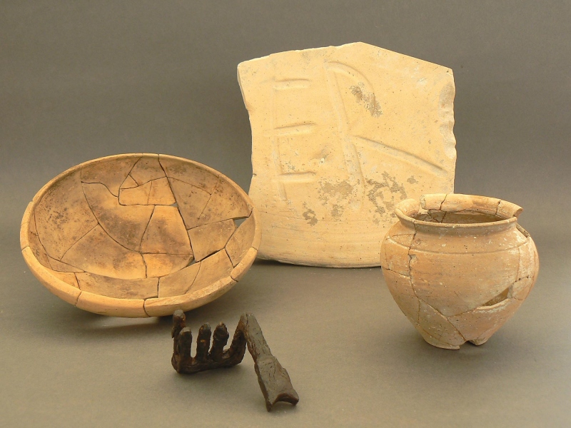 Materiale ceramico e chiave in ferro. Il materiale esposto nella mostra copre un arco cronologico compreso tra il I secolo a.C. e il V secolo d.C. (foto R. Bernadet)