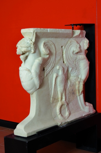 Base di tavolo in marmo greco decorato con simboli imperiali (I sec. d.C.) - Scavi del Mercato Coperto