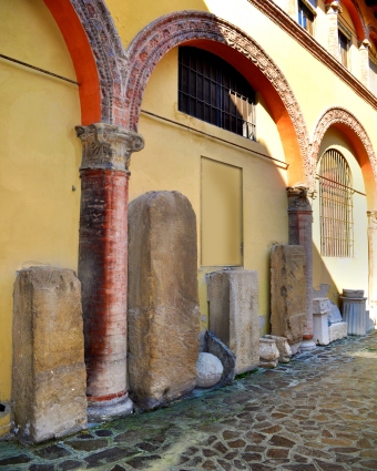 Il cortile interno della Soprintendenza con le stele provenienti dal territorio bolognese