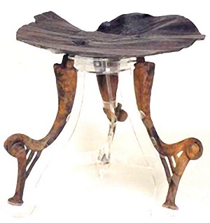 Una copia di questo tavolino in legno rinvenuto a Verucchio  esposta nella mostra di Castelvetro