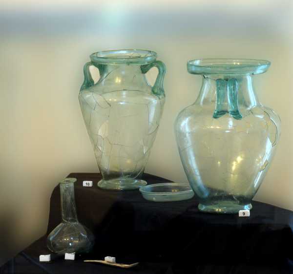 Alcuni dei pregevoli oggetti in vetro rinvenuti nella necropoli