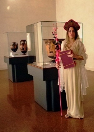 Ferrara, Museo Archeologico Nazionale. Una giovane socia del Gruppo Archeologico Ferrarese impersona Afrodite