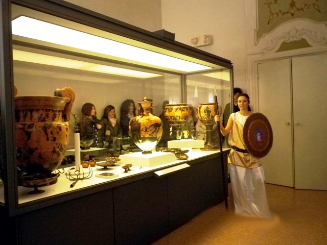 Le volontarie del GAF, abbigliate come divinità greche, guidano il pubblico alla scoperta del museo