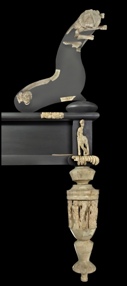 Letto decorato da elementi in osso raffiguranti scene dionisiache: un erote o un giovane Dioniso sostiene una cornucopia, ai piedi un’anfora. Da Piacenza (foto Roberto Macrì)
