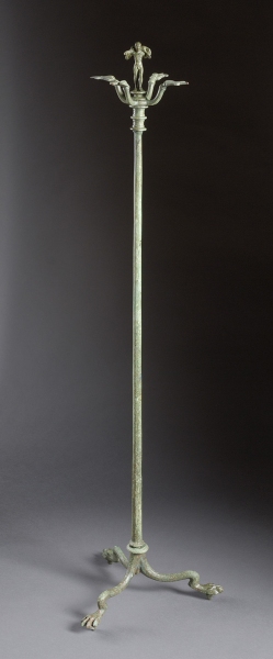 Il candelabro in bronzo rinvenuto nella Tomba 2 della necropoli della Galassina, simbolo della mostra