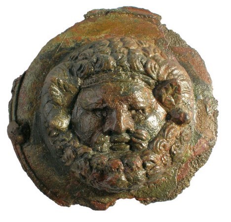 Phalera con immagine di Giove Ammone. Derivato da modelli ellenistici e impiegato in ambito militare come ornamento, ha forte valenza apotropaica