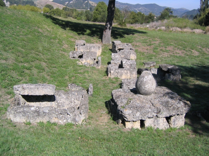 Una suggestiva veduta della necropoli est della citt etrusca di Marzabotto-Kainua