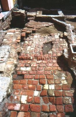 Particolare della pavimentazione in ammattonato di XVII-XVIII secolo rinvenuta negli scavi 2002