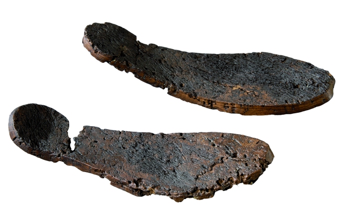 Suole di sandali in legno dal sarcofago di Piazza Matteotti. IV secolo d.C. Museo Civico Archeologico Etnologico di Modena