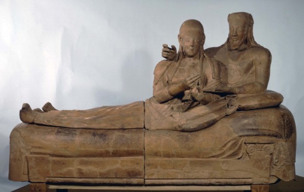 Una famosa coppia etrusca: il Sarcofago degli Sposi esposto a Villa Giulia (Roma)