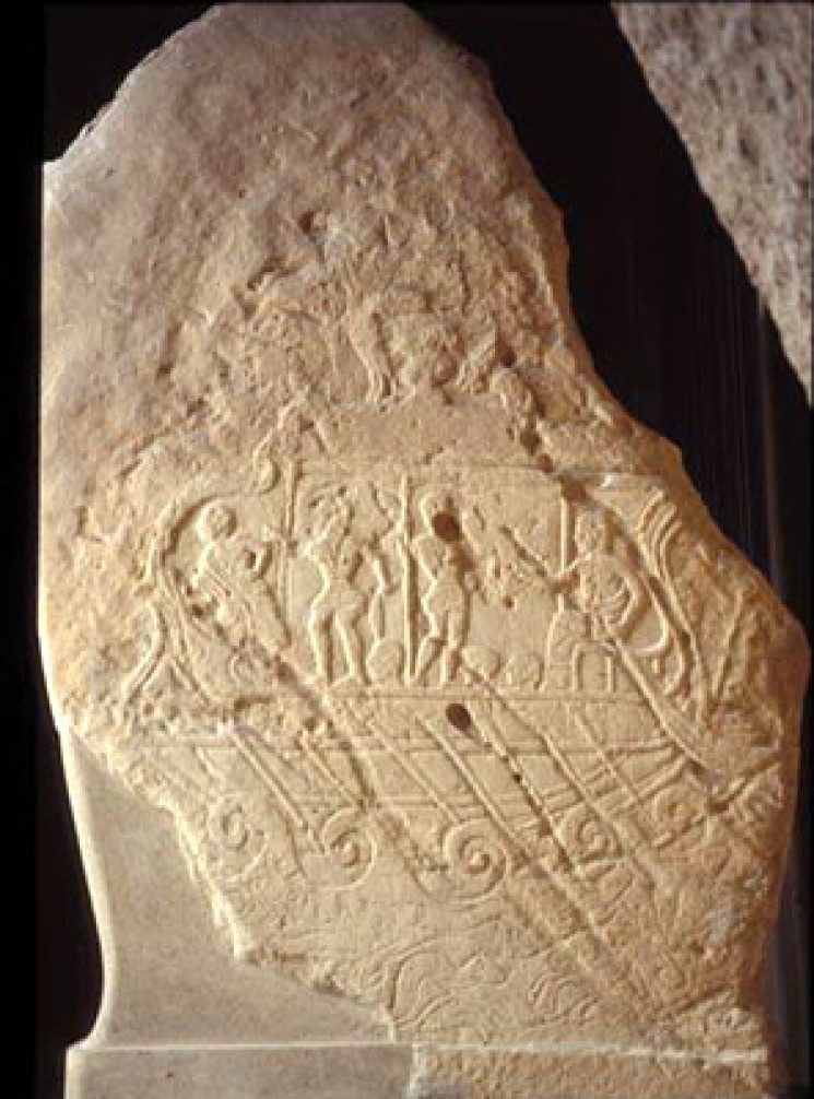 La stele funeraria di Vel Kaikna esposta nel Museo Civico Archeologico di Bologna