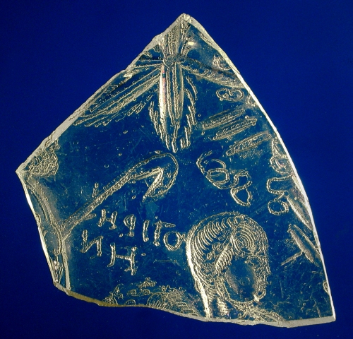 Il frammento di coppa rinvenuto durante gli scavi archeologici nella Domus del Chirurgo a Rimini