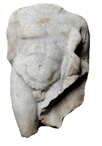 Torso virile in marmo di et romana rinvenuto negli scavi in Piazza Ghiaia