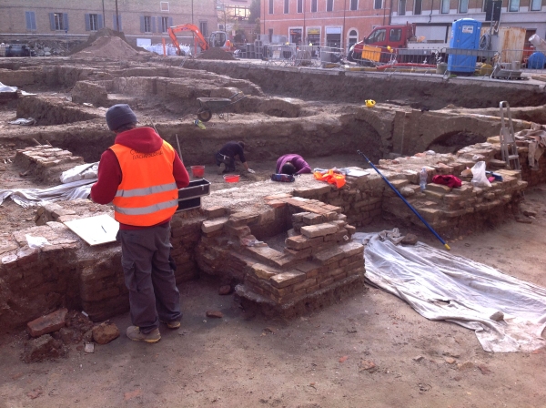 Panoramica dello scavo. Archeologi al lavoro all'interno delal chiesa